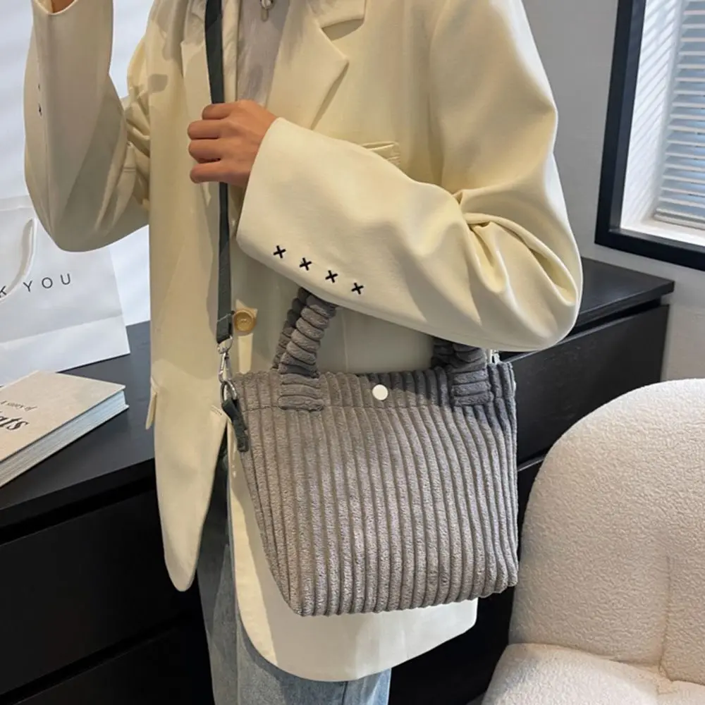 Чанта однотонная женствена чанта през рамо с подарък чантата вельветовая чанта на едно рамо джоб за телефон Чанта-месинджър