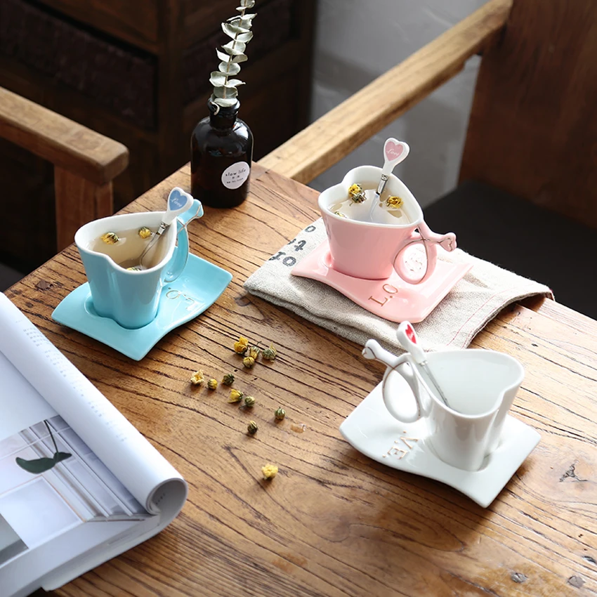 Чашата за кафе от костен порцелан в европейски стил с лъжица, креативна чаша за влюбени във формата на сърца, романтични следобедна супени комплекти, модни сватбени подаръци